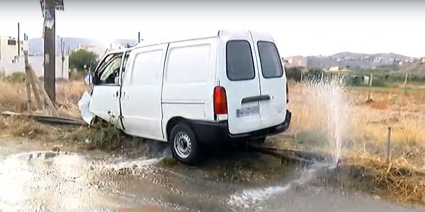 Κλούβα «καρφώθηκε» σε χωράφι και... έσπασε αγωγό νερού