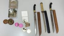 Σύλληψη ζευγαριού για χασίς, μαχαίρια και αρχαία νομίσματα