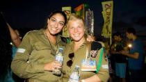 Τα κορίτσια του στρατού του Ισραήλ ποζάρουν με το νερό Ζαρός!
