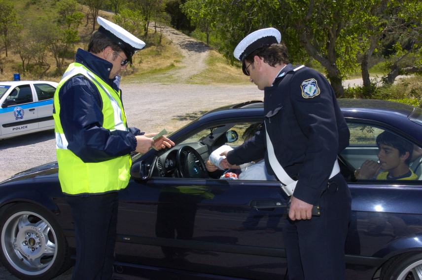 Οι Κρητικοί πίνουν πριν οδηγήσουν και… τρέχουν