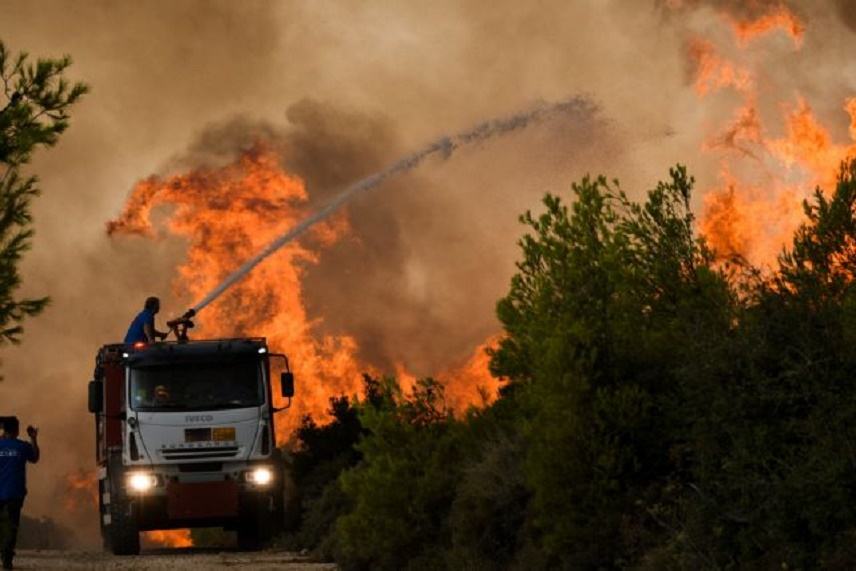 Ελλάδα-Πυρκαγιές: Συνεχίζεται η μάχη με τις φλόγες στην Εύβοια