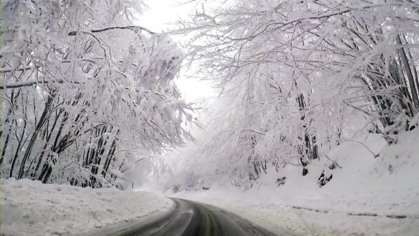 Ο χιονισμένος δρόμος της Ελλάδας που μάγεψε ολόκληρο τον πλανήτη