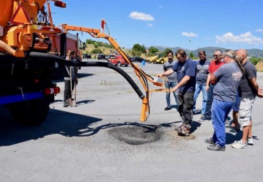 Nέο μηχάνημα για την κάλυψη λακκουβών στη διαθεση του Δήμου Φαιστού