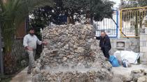 Ένα πέτρινο συντριβάνι και μια μεγάλη ελληνική σημαία κοσμούν το Ηρώο της Αγίας Βαρβάρας