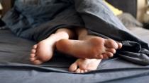 Απόκριες φωτιά με γυναικείες και ανδρικές sexy στολές κρεβατοκάμαρας και σέξυ ανδρικά στρινγκ