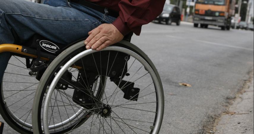 Μεσαρίτισσα σε αναπηρικό αμαξιδιο έπεσε θύμα τροχαίου
