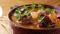 To διάσημο μοσχαράκι bourguignon (μπουργκινιόν) της Julia Child.