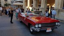 Νεόνυμφοι και Cadillac μαγνήτισαν τον κόσμο στο κέντρο του Ηρακλείου (φωτο)