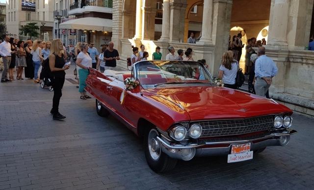 Νεόνυμφοι και Cadillac μαγνήτισαν τον κόσμο στο κέντρο του Ηρακλείου (φωτο)