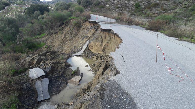 Η καθίζηση κρατά κλειστό τον δρόμο μεχρι την αποκατασταση του