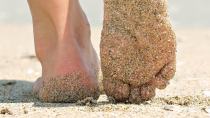 Έτσι διώχνουμε την άμμο από τα πόδια μας φεύγοντας από την παραλία