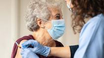 Κορονοϊός: Τι προβλέπει το νομοσχέδιο για τα πρόστιμα στους ανεμβολίαστους άνω των 60 ετών