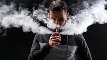 Άτμισμα: ένας “ύπουλος εχθρός”, εξίσου βλαβερός με το κάπνισμα- απειλεί ακόμα και παιδιά Δημοτικού