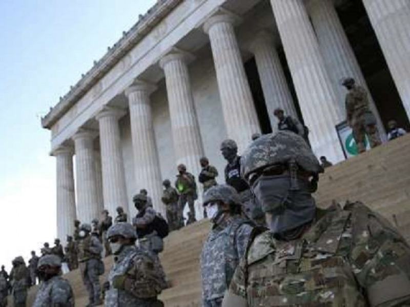 Επίδειξη δύναμης από τον Ντόναλντ Τραμπ με τον στρατό στο Μνημείο Λίνκολν