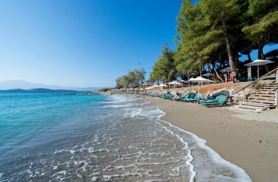Πλωτές εξέδρες σε παραλία του Αγίου Νικολάου στο Λασίθι