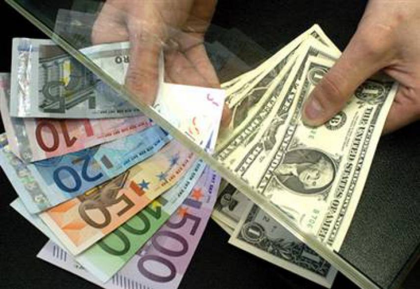 Πτώση - ρεκόρ 11% του ευρώ έναντι του δολαρίου το α’ τρίμηνο του 2015.