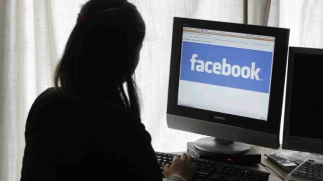 Απίστευτο: Εξέδιδε τη σύζυγό του μέσω facebook