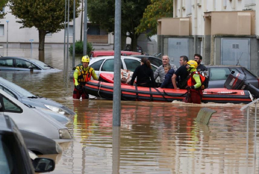 Γαλλία: 13 νεκροί από τις φονικές πλημμύρες – Οι πιο καταστροφικές εδώ και… 121 χρόνια!  (video)