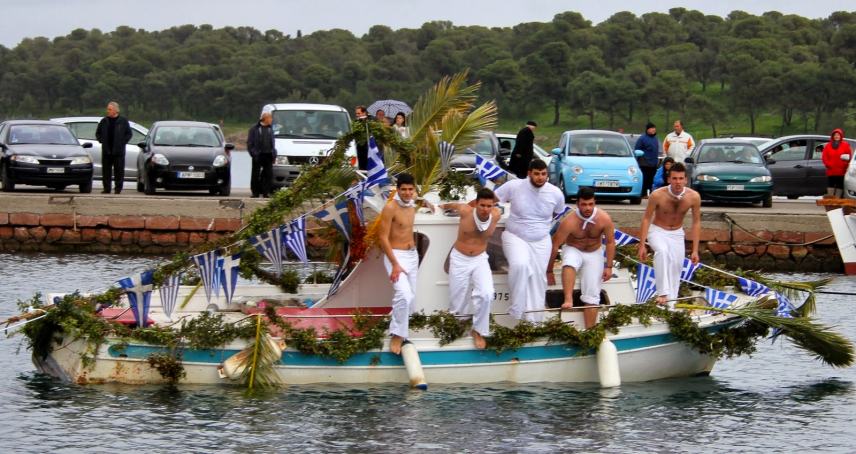 Θεοφάνεια: Έθιμα και παραδόσεις από την Κρήτη και κάθε γωνιά της Ελλάδας