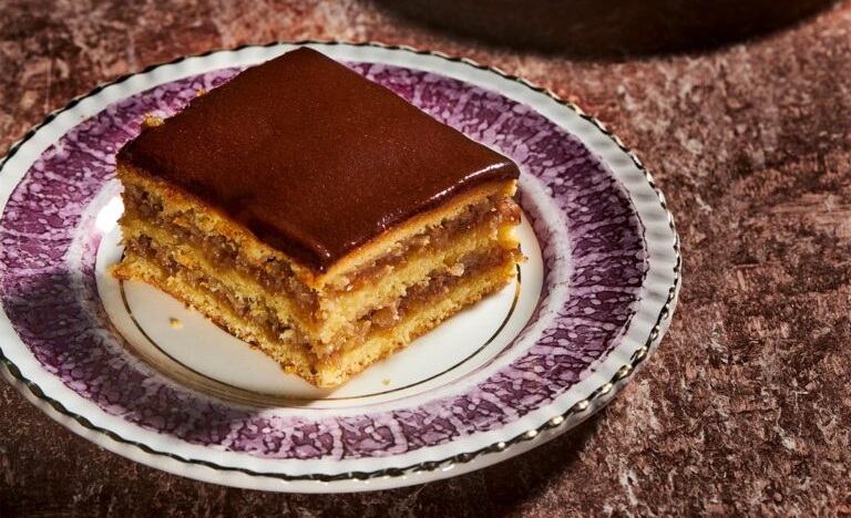 Γλυκό ταψιού σε στρώσεις, με καρύδια και μαρμελάδα βερίκοκο