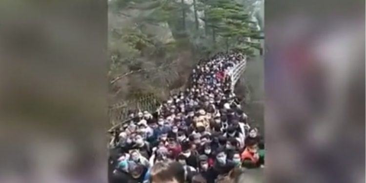 Κορωνοϊός – Κίνα: Ορεινό πάρκο «ξεχείλισε» με κόσμο το Σαββατοκύριακο