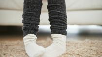 Κρύα πόδια: Τι μπορεί να σημαίνουν για την υγεία σας