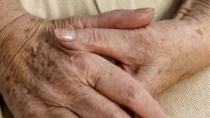 Όταν η φροντίδα «βαραίνει» – Η σιωπηλή δοκιμασία των ηλικιωμένων φροντιστών