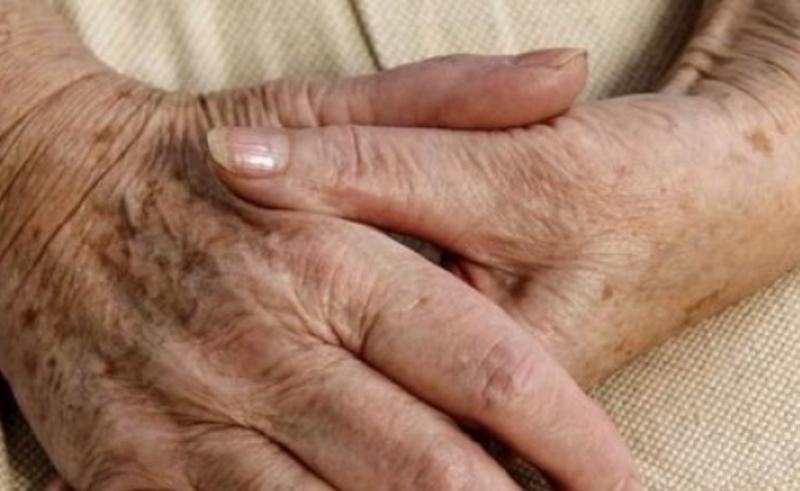 Όταν η φροντίδα «βαραίνει» – Η σιωπηλή δοκιμασία των ηλικιωμένων φροντιστών