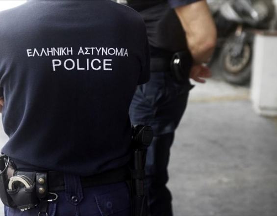 «Πλάκωσε» τους αστυνομικούς στο ξύλο