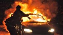 Φωτιά σε πυλωτή με καταστροφές οχημάτων