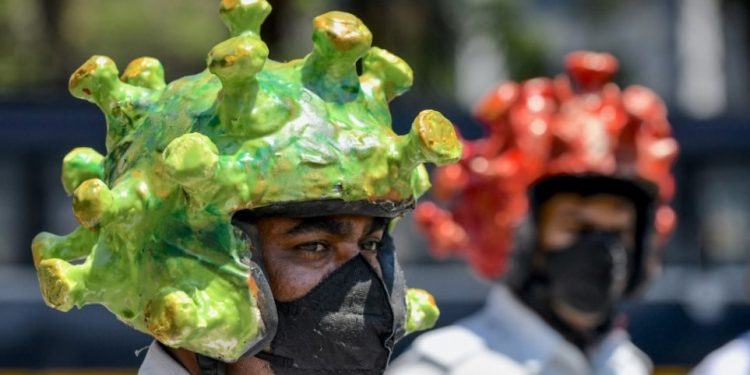 Κορωνοϊός: Αστυνομικοί στην Ινδία ντύνονται σαν τον ιό και επιβάλλουν την τήρηση της καραντίνας