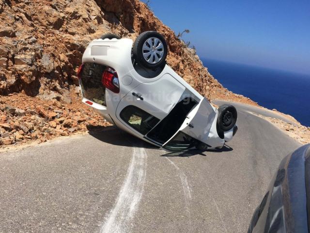 Τούμπαρε το αυτοκίνητο κοντά στο γκρεμό