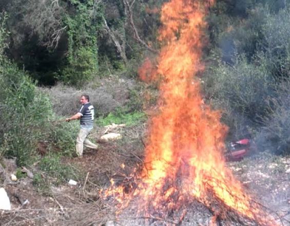 Έκαιγε κλαδιά και προκάλεσε πυρκαγιά