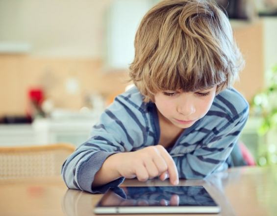 Πώς θα «ξεκολλήσεις» το παιδί σου από το Internet