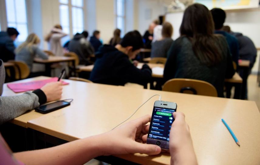Σχολεία: Αυξάνονται οι αποβολές για χρήση κινητών τηλεφώνων