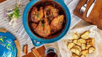 Κόκορας στη γάστρα al pastor με κρητικά βότανα και πατάτες στη λαδόκολλα