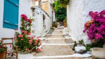 Ζευγάρι Αμερικανών μετακόμισε σε χωριό της Κρήτης και μιλά για τη ζωή του στο CNN