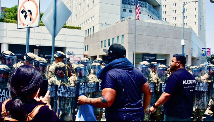 Έκρυθμη κατάσταση στο Λος Άντζελες, η Εθνοφρουρά έριξε χημικά και πλαστικές σφαίρες στους διαδηλωτές