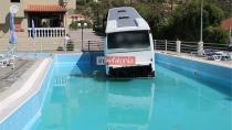 Λεωφορείο  έκανε «βουτιά» σε ... πισίνα