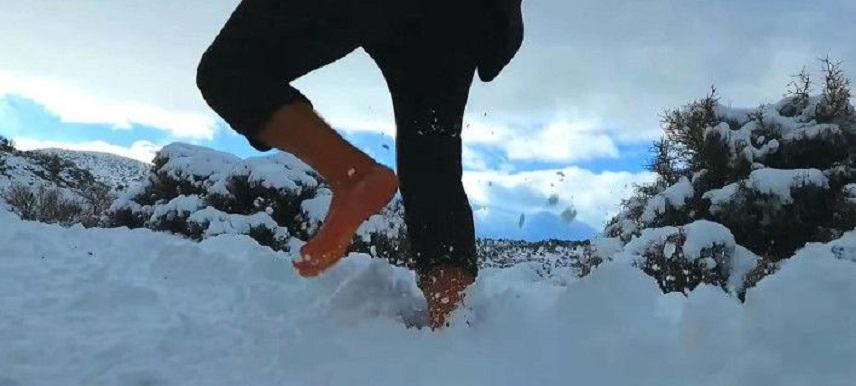 Ο Κρητικός μαραθωνοδρόμος που έτρεξε ξυπόλητος στον χιονισμένο Ψηλορείτη!
