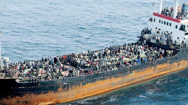 Σε εξέλιξη επιχείρηση διάσωσης 700 μεταναστών νότια της Κρήτης