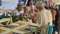 Η Μπέττι Μίντλερ στο Ηράκλειο - Επισκέφθηκε αρχαιότητες και απόλαυσε κρητική κουζίνα και κρασί