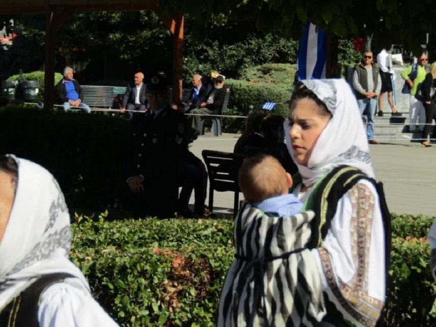 Ελλάδα:Αυτή η μαμά παρήλασε μαζί με το μωρό της