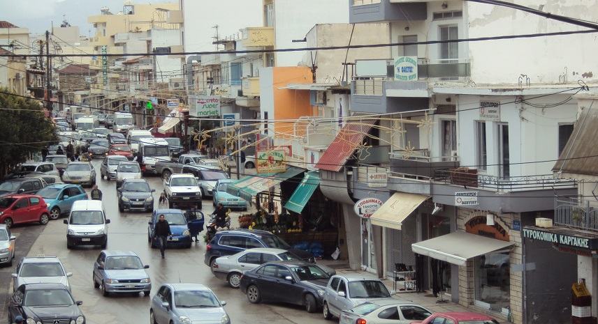 Απέραντο «parking» το κέντρο των Μοιρών