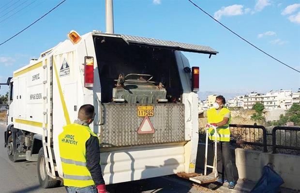 Στους δρόμους απορριμματοφόρα για το τιτάνιο έργο αποκομιδής