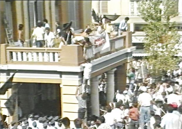 Η «πολιορκία» και το κάψιμο της Νομαρχίας Ηρακλείου το 1991 /photos