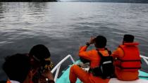 Εκατοντάδες τουρίστες παραμένουν εγκλωβισμένοι στα νησιά