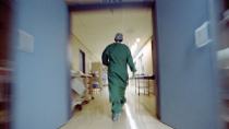 ΕΣΥ: Γιατί παραιτούνται οι νεότεροι γιατροί – Ο ρόλος των 70άρηδων