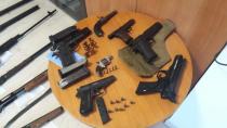 Αστυνομική επιχείρηση σε σπίτι-οπλοστάσιο στο Ηράκλειο (ΦΩΤΟ)