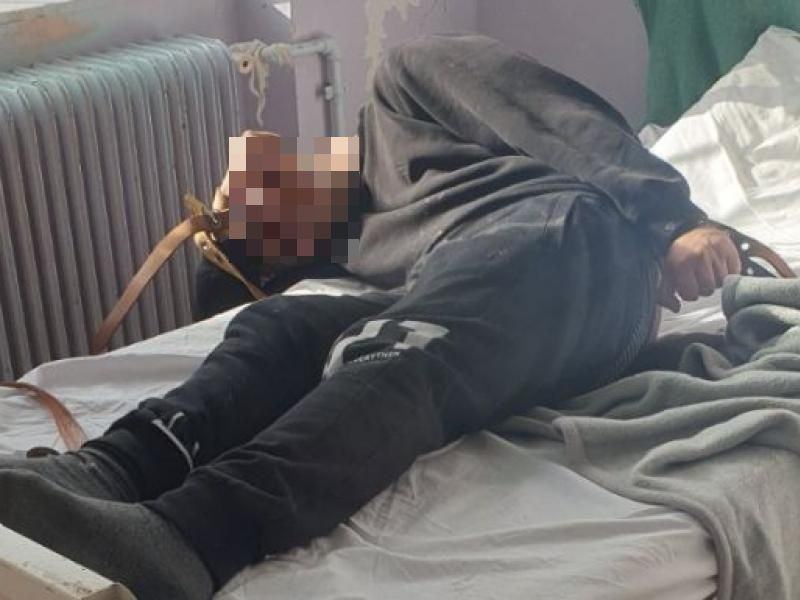 Σοκάρει η φωτογραφία παιδιού με αυτισμό που ζει δεμένο στο κρεβάτι